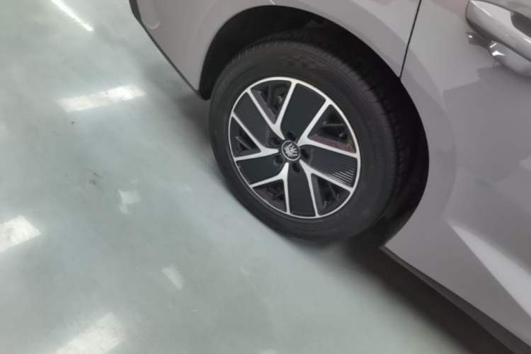 Used BYD Qin L 2026 DM-i 128KM Leading Edition Right Rear Wheel Hub