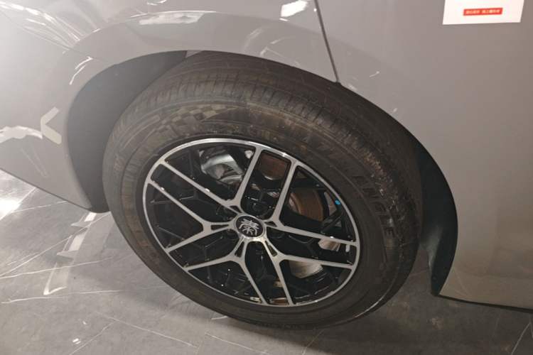 Used BYD Qin L 2026 Model DM-i 210KM Beyond Version Right Rear Wheel Hub