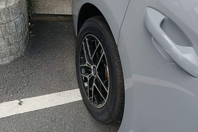 Used BYD Qin L 2026 Model DM-i 210KM Beyond Version Right Rear Wheel Hub