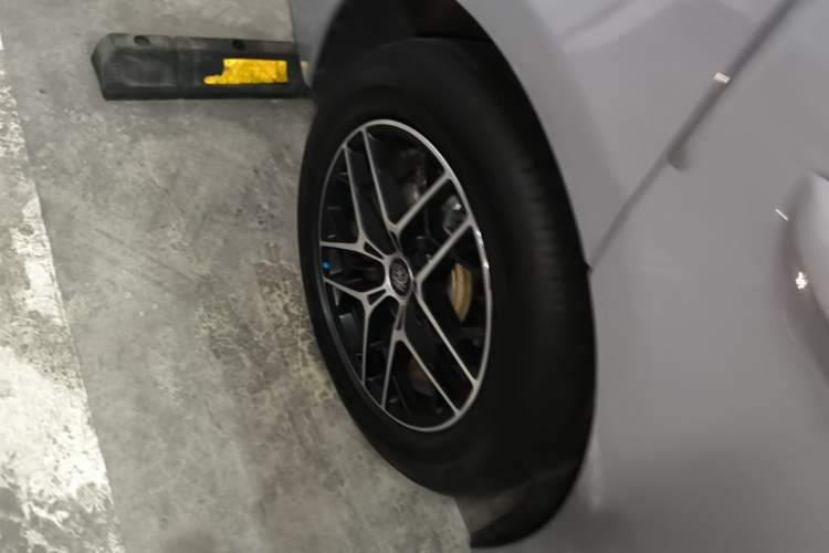 Used BYD Qin L 2026 Model DM-i 210KM Beyond Version Right Rear Wheel Hub