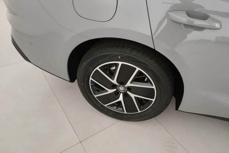 Used BYD Qin L 2026 DM-i 128KM Leading Edition Right Rear Wheel Hub