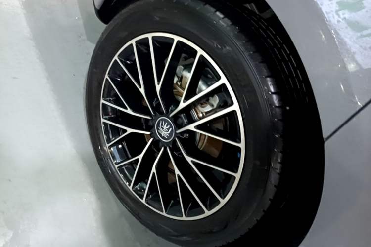 Used BYD Qin L 2026 Model DM-i 210KM Cloud Suspension Version Right Rear Wheel Hub