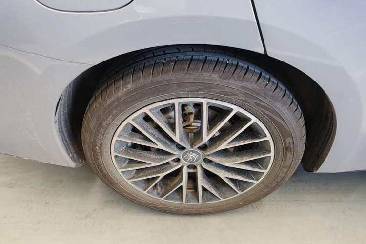 Used BYD Qin L 2026 Model DM-i 210KM Cloud Suspension Version Right Rear Wheel Hub