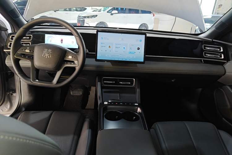 Used BYD Qin L 2026 DM-i 128KM Progressive Edition Center Console