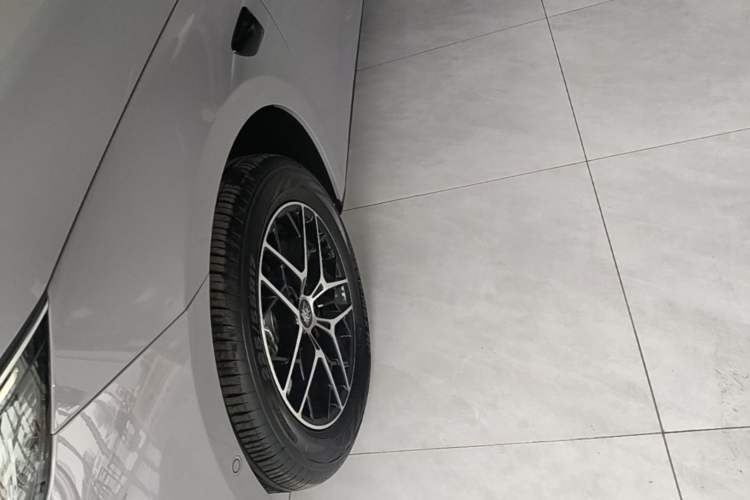 Used BYD Qin L 2026 Model DM-i 210KM Beyond Version Left Front Wheel Hub