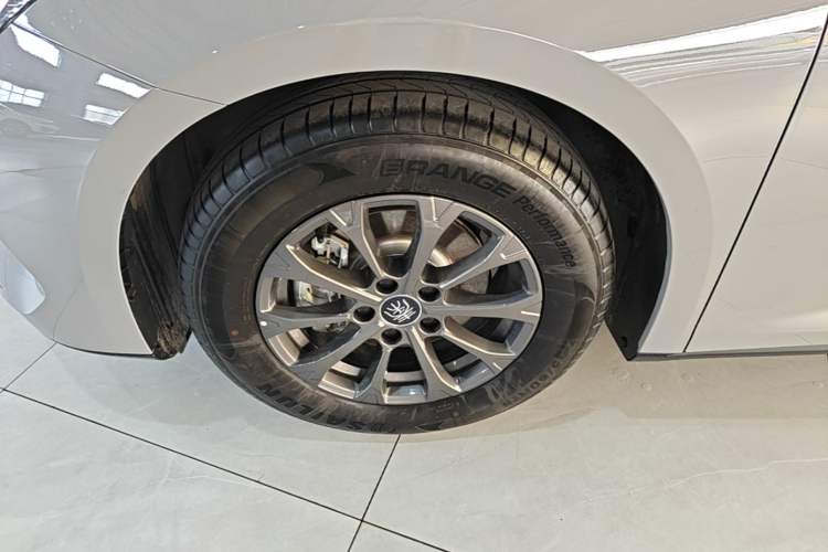 Used BYD Qin L 2026 DM-i 128KM Progressive Edition Left Front Wheel Hub