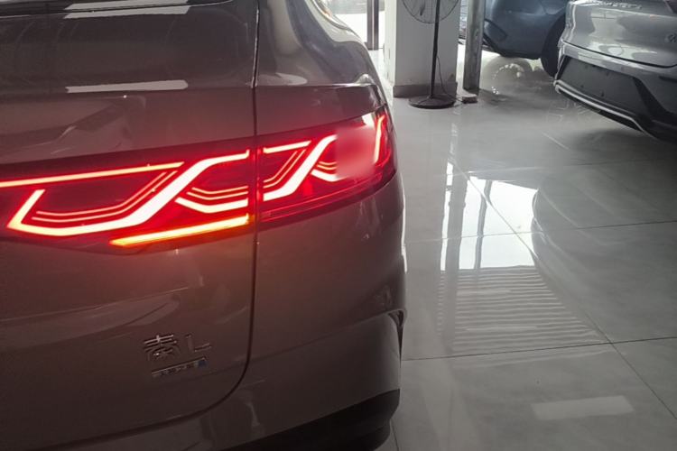 Used BYD Qin L 2026 Model DM-i 210KM Beyond Version Right Rear Taillight