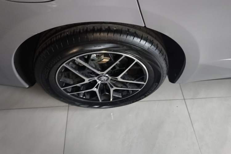 Used BYD Qin L 2026 Model DM-i 210KM Beyond Version Right Rear Wheel Hub
