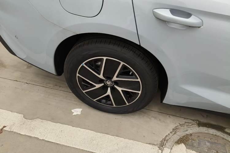 Used BYD Qin L 2026 DM-i 128KM Leading Edition Right Rear Wheel Hub