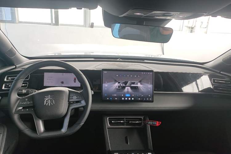 Used BYD Qin L 2026 Model DM-i 210KM Beyond Version Center Console