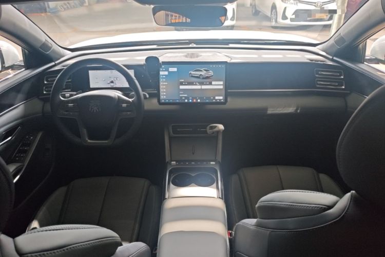 Used BYD Qin L 2026 Model DM-i 210KM Beyond Version Center Console