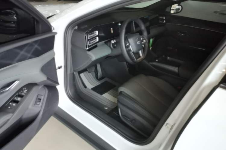 Used BYD Qin L 2026 DM-i 128KM Leading Edition Driver Seat
