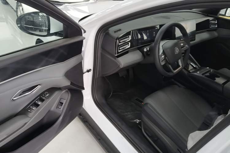Used BYD Qin L 2026 DM-i 128KM Leading Edition Driver Seat