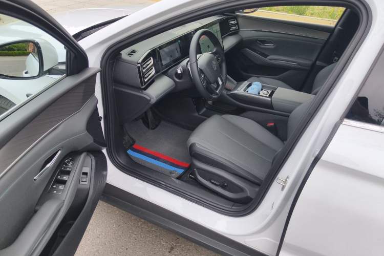 Used BYD Qin L 2026 Model DM-i 210KM Cloud Suspension Version Driver Seat