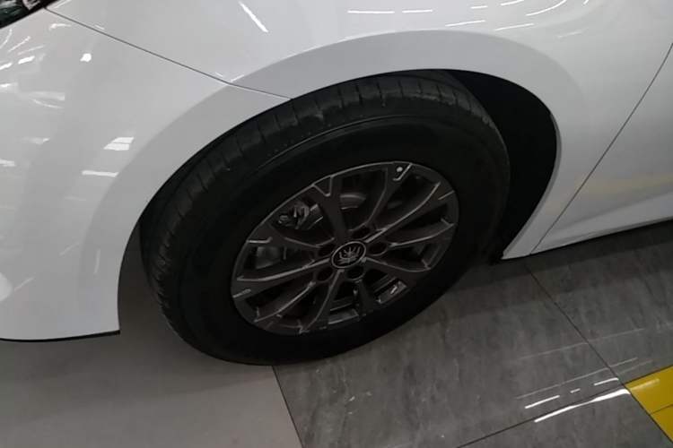 Used BYD Qin L 2026 DM-i 128KM Progressive Edition Exterior 4