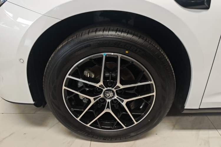 Used BYD Qin L 2026 Model DM-i 210KM Beyond Version Left Front Wheel Hub
