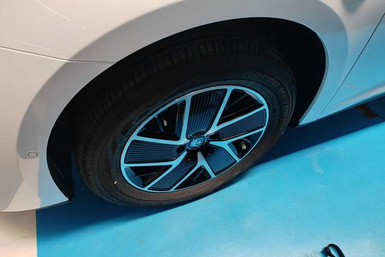 Used BYD Qin L 2026 DM-i 128KM Leading Edition Left Front Wheel Hub