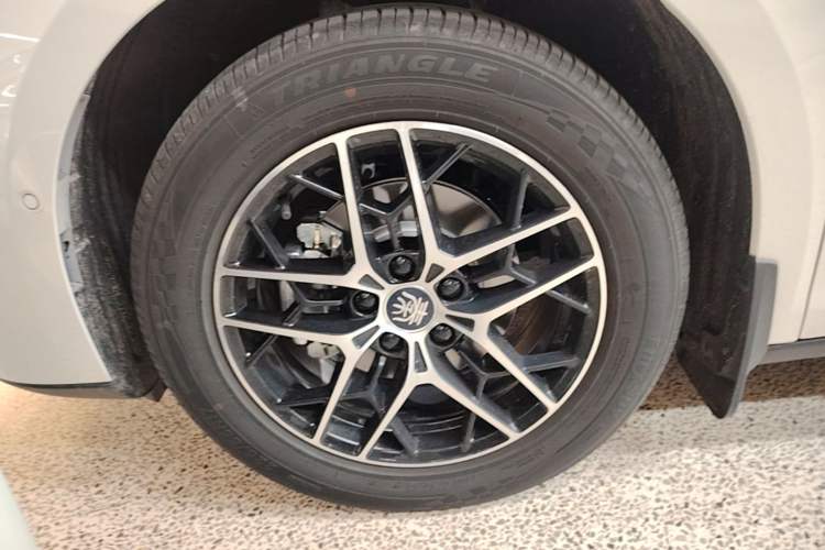 Used BYD Qin L 2026 Model DM-i 210KM Beyond Version Left Front Wheel Hub