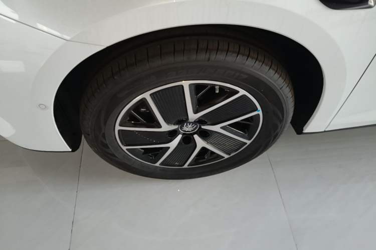 Used BYD Qin L 2026 DM-i 128KM Leading Edition Left Front Wheel Hub