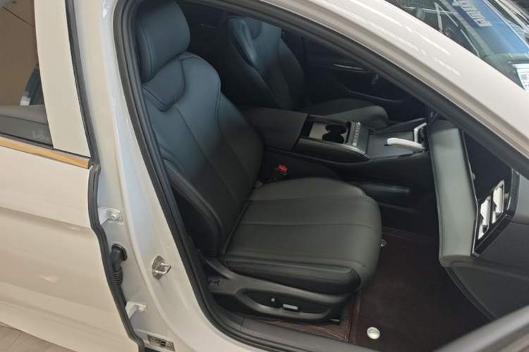 Used BYD Qin L 2026 Model DM-i 210KM Beyond Version Right Front Seat