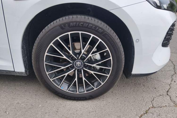 Used BYD Qin L 2026 Model DM-i 210KM Cloud Suspension Version Right Front Wheel Hub