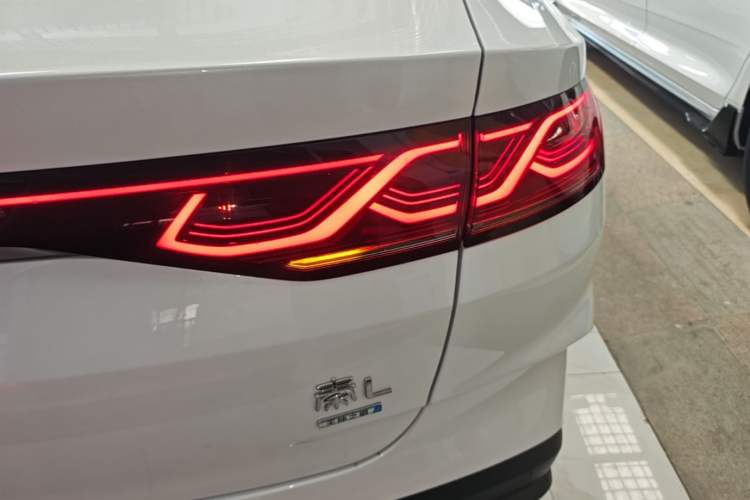 Used BYD Qin L 2026 Model DM-i 210KM Beyond Version Right Rear Taillight