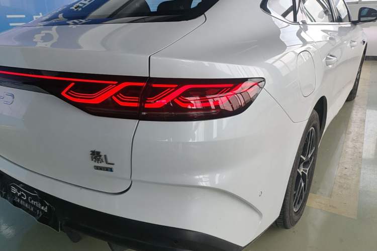 Used BYD Qin L 2026 Model DM-i 210KM Beyond Version Right Rear Taillight