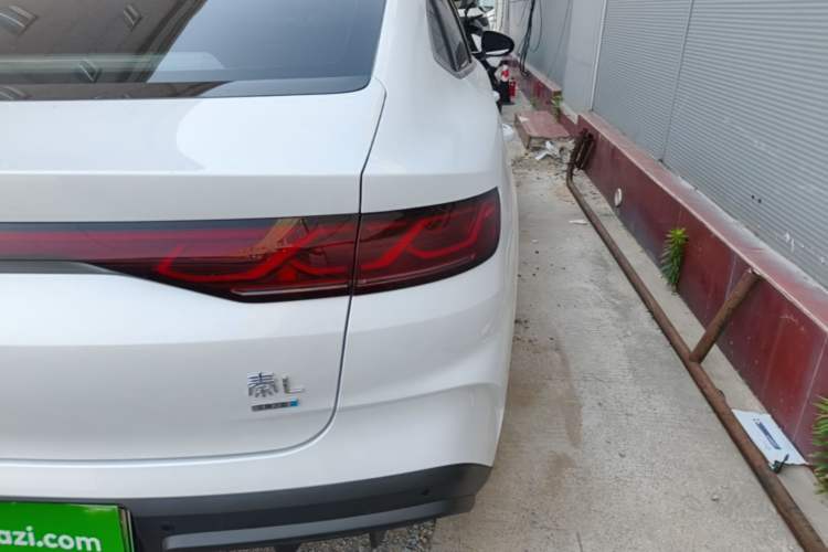 Used BYD Qin L 2026 Model DM-i 210KM Beyond Version Right Rear Taillight