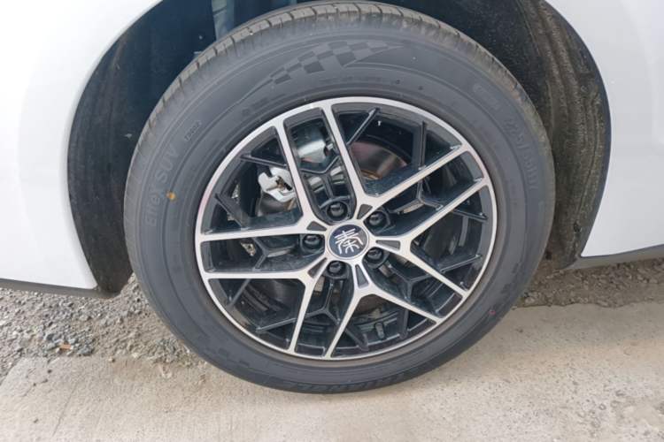 Used BYD Qin L 2026 Model DM-i 210KM Beyond Version Right Rear Wheel Hub