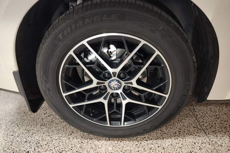 Used BYD Qin L 2026 Model DM-i 210KM Beyond Version Right Rear Wheel Hub
