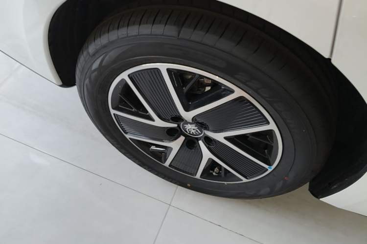 Used BYD Qin L 2026 DM-i 128KM Leading Edition Right Rear Wheel Hub