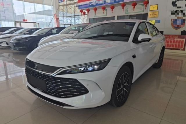 Ojetý BYD Qin L 2026 DM-i 128KM Leading Edition