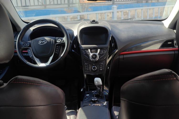 Used BYD Qin New Energy 2014 1.5T Flagship Model Center Console