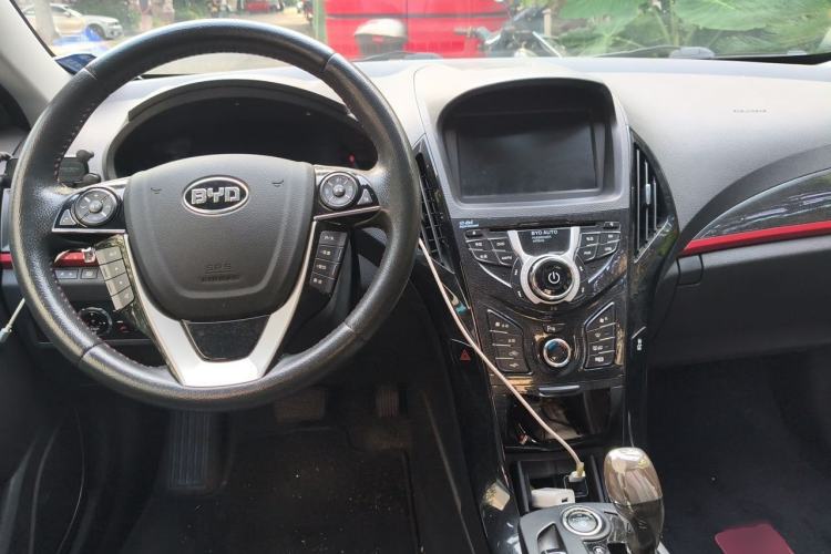 Used BYD Qin New Energy 2014 1.5T Flagship Model Center Console