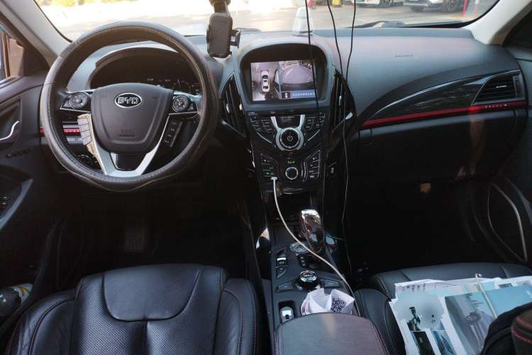 Used BYD Qin New Energy 2014 1.5T Cool Black Knight Flagship Model Center Console