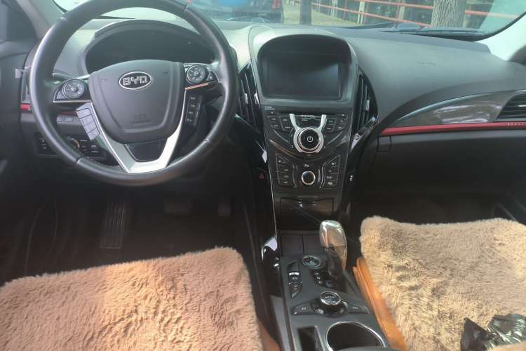 Used BYD Qin New Energy 2014 1.5T Flagship Model Center Console