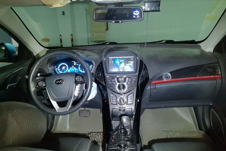 Used BYD Qin New Energy 2014 1.5T Flagship Model Center Console