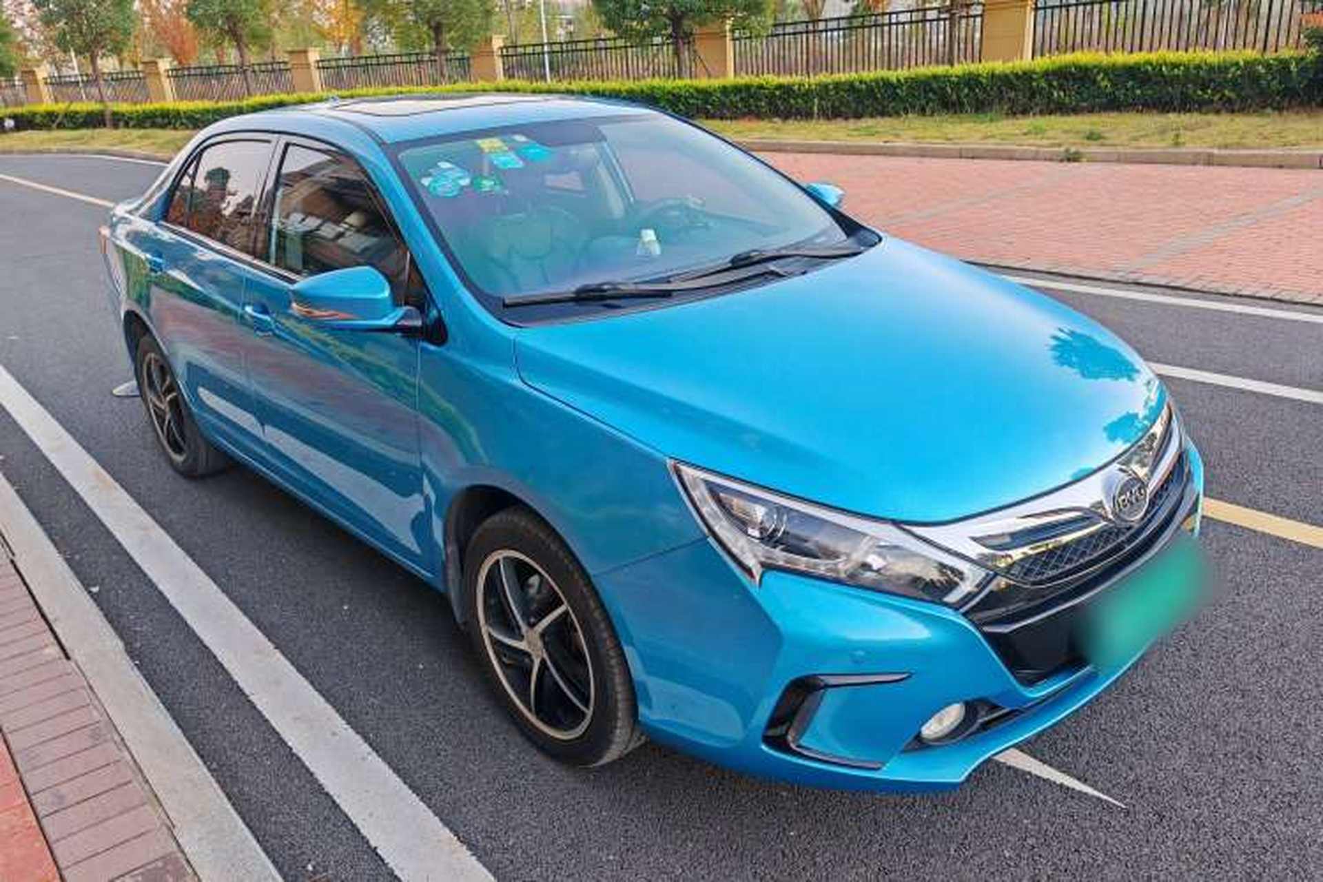 Used BYD Qin New Energy 2014 1.5T Cool Black Knight Flagship Model Exterior 2