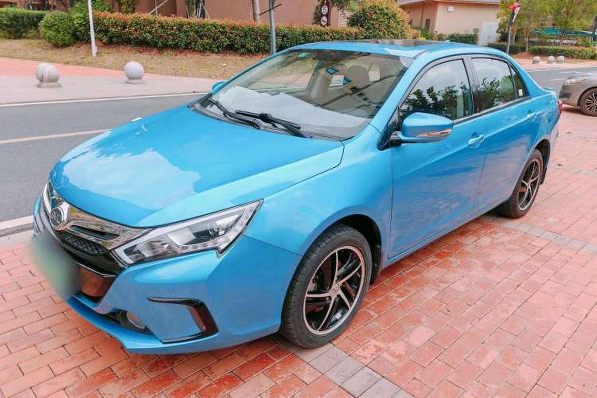 Used BYD Qin New Energy 2014 1.5T Cool Black Knight Flagship Model Front Left 45 Deg