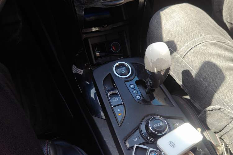 Used BYD Qin New Energy 2014 1.5T Flagship Model Gear Lever