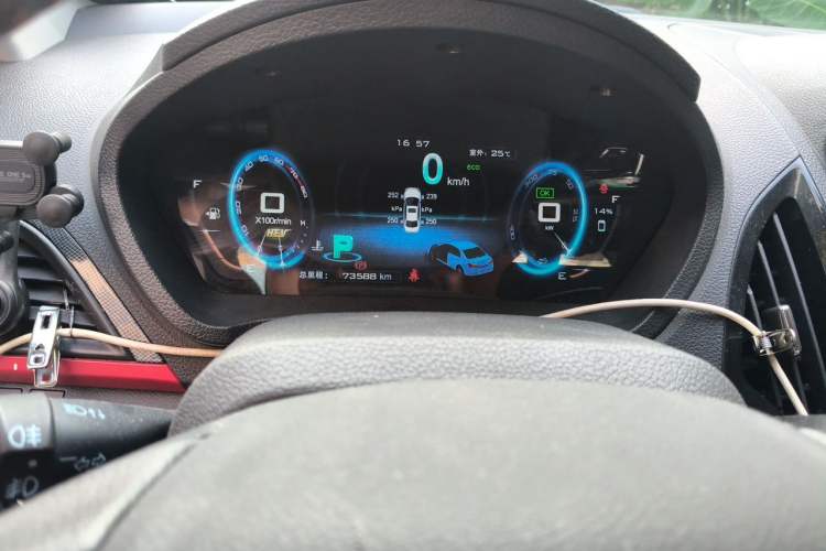 Used BYD Qin New Energy 2014 1.5T Flagship Model Odometer Close Up