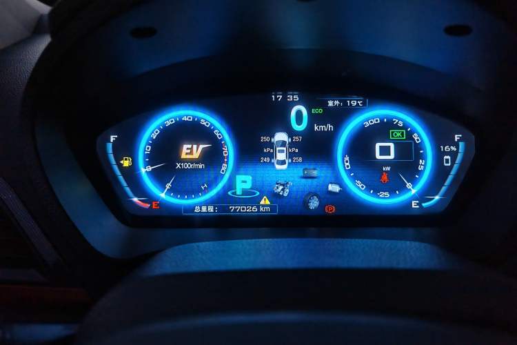 Used BYD Qin New Energy 2014 1.5T Cool Black Knight Flagship Model Odometer Close Up