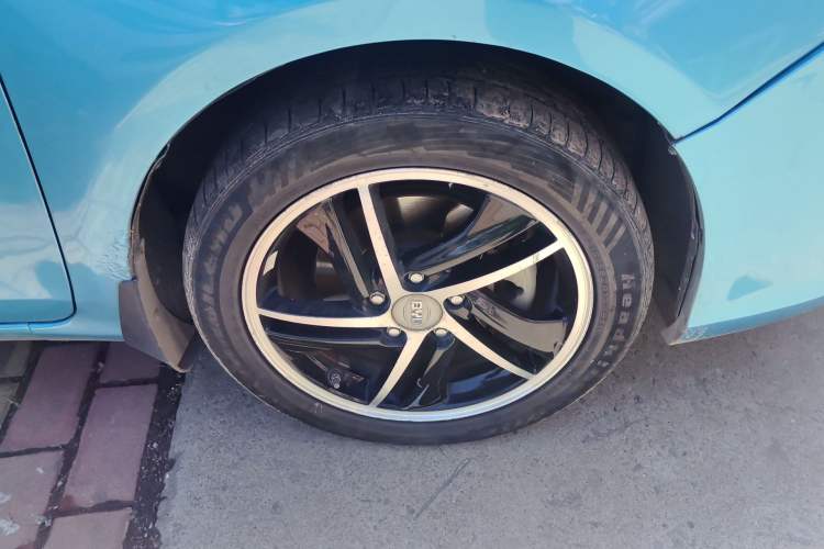 Used BYD Qin New Energy 2014 1.5T Flagship Model Right Front Wheel Hub