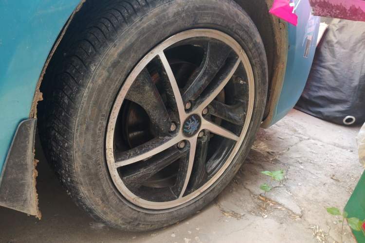 Used BYD Qin New Energy 2014 1.5T Flagship Model Right Front Wheel Hub