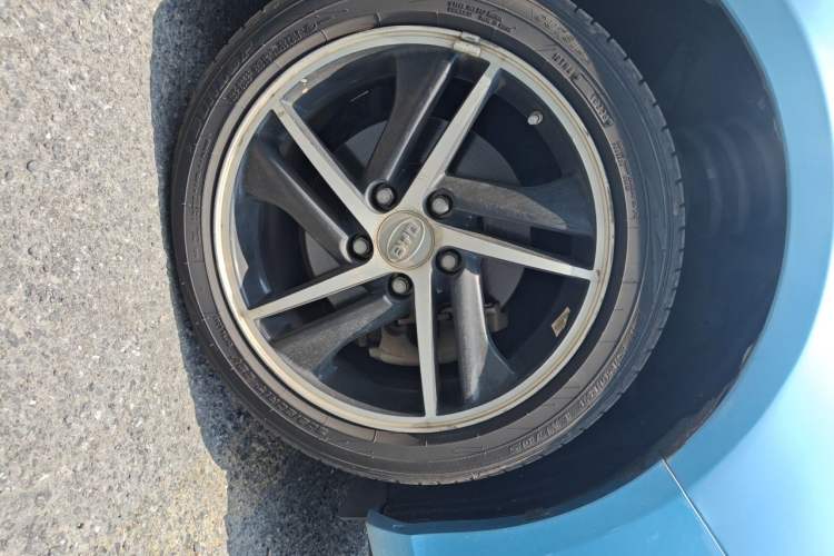 Used BYD Qin New Energy 2014 1.5T Flagship Model Right Front Wheel Hub