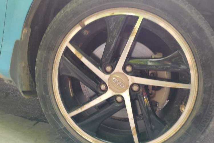 Used BYD Qin New Energy 2014 1.5T Flagship Model Right Front Wheel Hub
