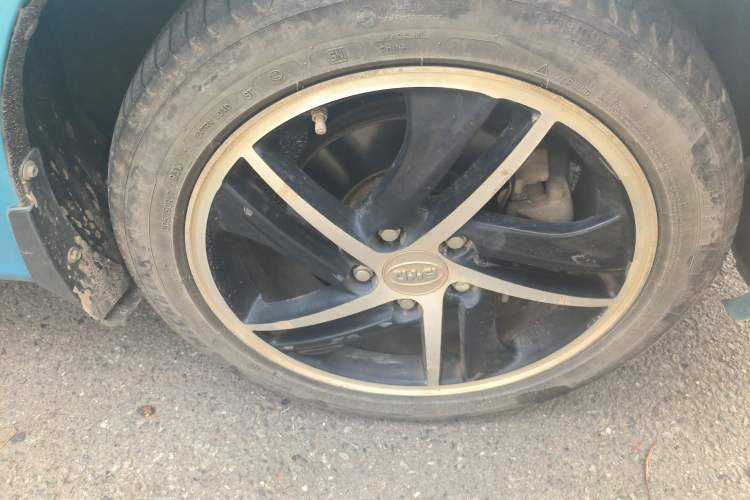 Used BYD Qin New Energy 2014 1.5T Flagship Model Right Front Wheel Hub