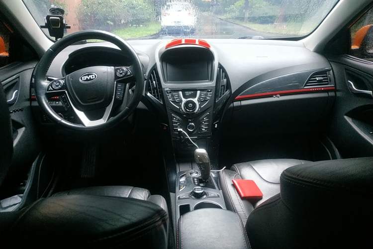 Used BYD Qin New Energy 2014 1.5T Cool Black Knight Flagship Model Center Console