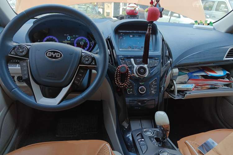 Used BYD Qin New Energy 2014 1.5T Flagship Model Center Console