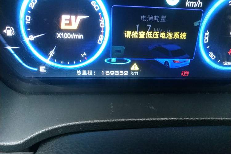 Used BYD Qin New Energy 2014 1.5T Cool Black Knight Flagship Model Odometer Close Up